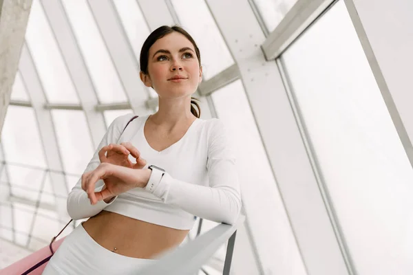 Junge Frau Nutzt Smartwatch Stehen Mit Yogamatte — Stockfoto