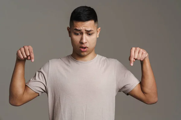 Unglücklich Gutaussehender Kerl Der Isoliert Mit Den Fingern Nach Unten — Stockfoto