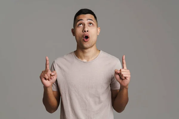 Chico Guapo Sorprendido Sonriendo Señalando Los Dedos Hacia Arriba Aislado — Foto de Stock