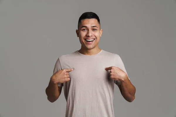 Feliz Chico Guapo Sonriendo Señalándose Los Dedos Aislado Sobre Fondo — Foto de Stock