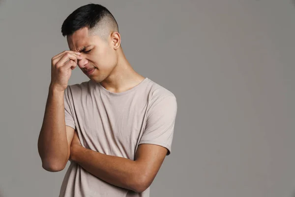 Ontevreden Knappe Man Met Hoofdpijn Vasthouden Aan Zijn Neus Geïsoleerd — Stockfoto