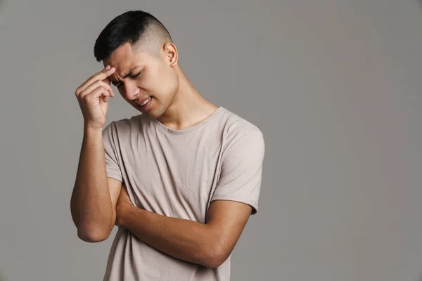 Ontevreden Knappe Man Met Hoofdpijn Wrijven Zijn Voorhoofd Geïsoleerd Grijze — Stockfoto