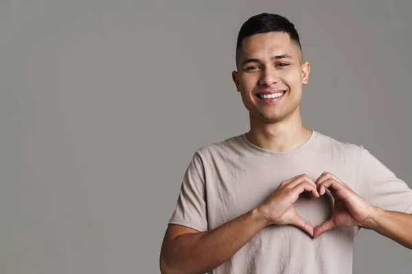 Morena Feliz Hombre Sonriendo Mostrando Gesto Del Corazón Aislado Sobre —  Fotos de Stock