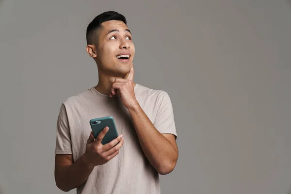 Glad Stilig Kille Som Använder Mobiltelefon Och Tittar Uppåt Isolerad — Stockfoto