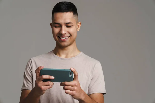 Chico Guapo Feliz Usando Teléfono Móvil Sonriendo Aislado Sobre Fondo — Foto de Stock