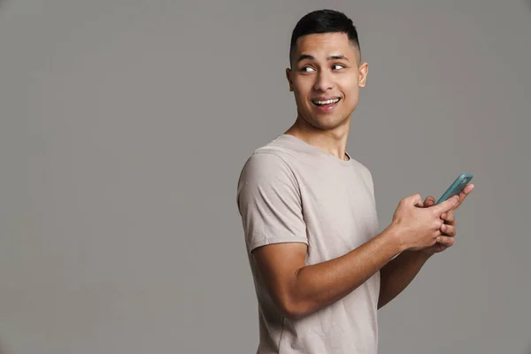 Chico Guapo Feliz Usando Teléfono Móvil Sonriendo Aislado Sobre Fondo — Foto de Stock