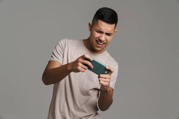 Nervöser Gutaussehender Kerl Spielt Online Spiel Auf Handy Isoliert Über — Stockfoto