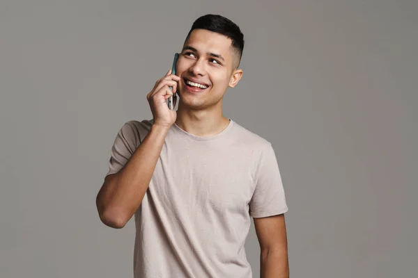 Brunett Ung Glad Man Ler När Talar Mobiltelefon Isolerad Över — Stockfoto