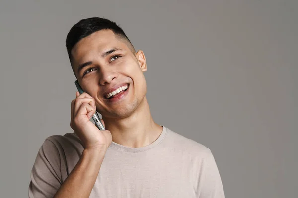 Bruna Giovane Uomo Felice Sorridente Mentre Parla Sul Telefono Cellulare — Foto Stock