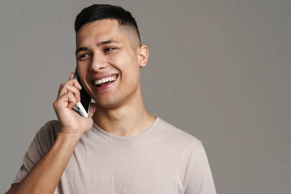 Morena Joven Feliz Hombre Sonriendo Mientras Habla Teléfono Móvil Aislado — Foto de Stock