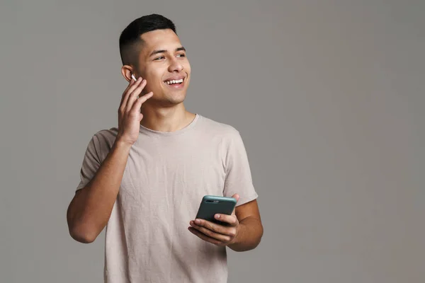 Morena Feliz Hombre Auricular Sonriendo Mientras Utiliza Teléfono Móvil Aislado — Foto de Stock