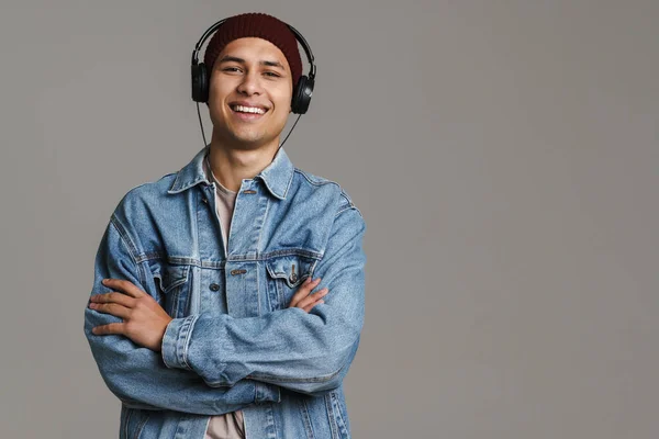 Brünetten Glücklichen Mann Lächelt Während Musik Hören Mit Kopfhörern Isoliert — Stockfoto