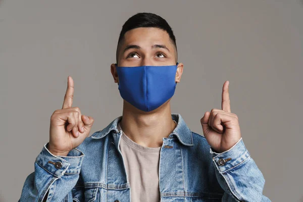 Glad Kaukasier Kille Skyddande Mask Pekar Finger Uppåt Isolerad Över — Stockfoto