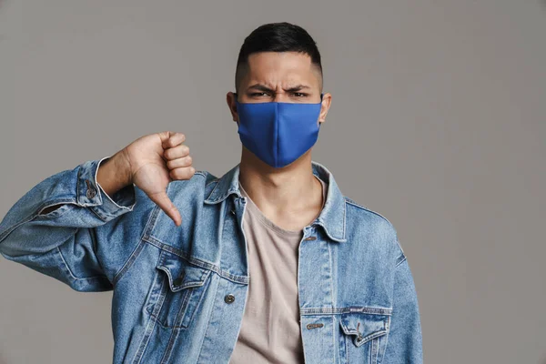 Homme Mécontent Médecine Masque Protection Montrant Pouce Vers Bas Isolé — Photo