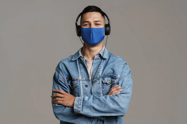 Brunett Glad Man Ansiktet Mask Lyssna Musik Med Hörlurar Isolerade — Stockfoto