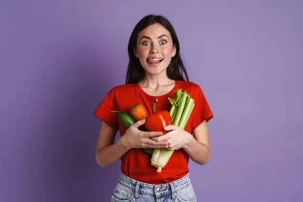 Morena Excitada Mujer Mostrando Lengua Mientras Posando Con Verduras Aisladas — Foto de Stock