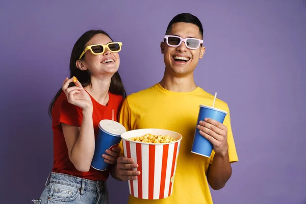 Glada Par Glasögon Äter Popcorn Medan Tittar Film Isolerad Över — Stockfoto