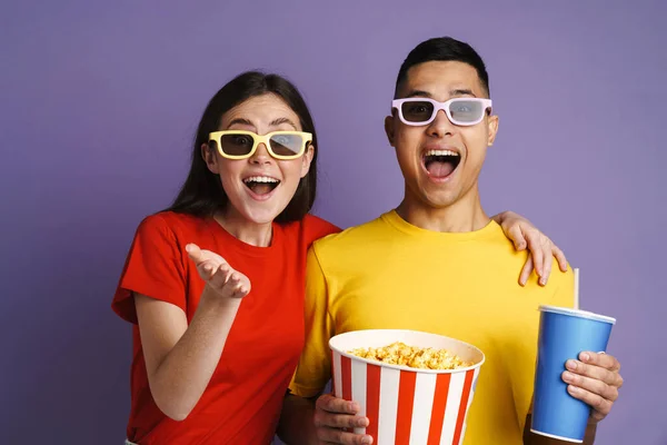 Encantado Casal Óculos Comer Pipocas Enquanto Assiste Filme Isolado Sobre — Fotografia de Stock