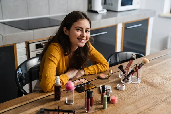 Ung Brunett Kvinna Ler Och Gör Makeup Medan Sitter Hemma — Stockfoto