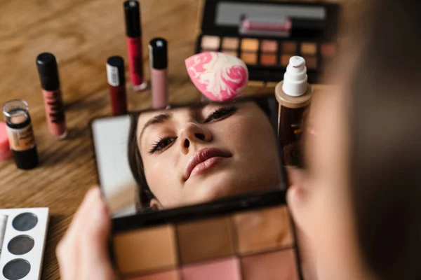 Joven Morena Mirando Espejo Mientras Hace Maquillaje Interiores — Foto de Stock