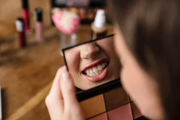 Joven Morena Mirando Espejo Mientras Hace Maquillaje Interiores — Foto de Stock