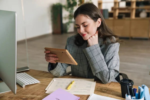 Jonge Glimlachende Vrouw Zoek Naar Foto Tijdens Het Werken Het — Stockfoto