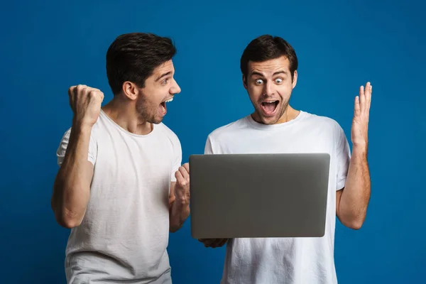 Emocionado Dois Caras Fazendo Gesto Vencedor Enquanto Posando Com Laptop — Fotografia de Stock