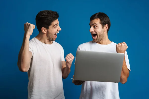 Emozionato Due Ragazzi Facendo Gesto Vincitore Mentre Posa Con Computer — Foto Stock