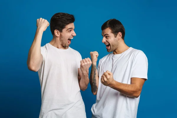 Garotos Bonitos Excitados Gritando Fazendo Gesto Vencedor Isolado Sobre Fundo — Fotografia de Stock