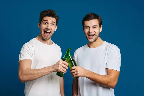 Emocionado Sin Afeitar Dos Chicos Exclamando Mientras Bebía Bebidas Aisladas — Foto de Stock