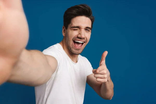 Šťastný Chlap Mrkání Ukazující Prstem Kameru Zatímco Selfie Izolované Přes — Stock fotografie