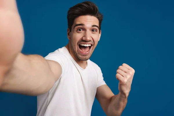 Šťastný Chlap Mrkání Ukazuje Prsty Kameru Zatímco Selfie Izolované Přes — Stock fotografie