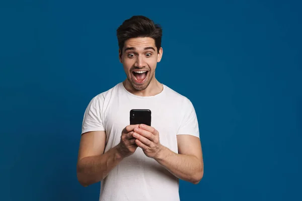 Glad Kille Som Uttrycker Överraskning När Använder Mobiltelefon Isolerad Över — Stockfoto