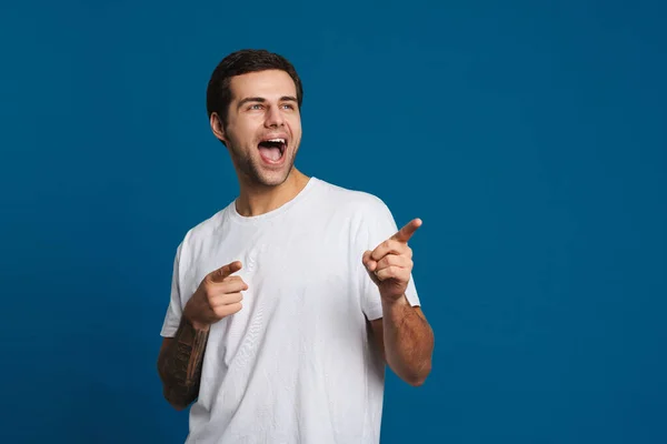 Emocionado Chico Sin Afeitar Sonriendo Señalando Los Dedos Lado Aislado — Foto de Stock