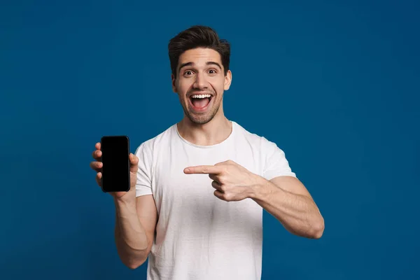 Chico Encantado Mostrando Señalando Dedo Teléfono Móvil Aislado Sobre Fondo — Foto de Stock