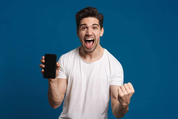 Encantado Cara Fazendo Gesto Vencedor Mostrar Telefone Celular Isolado Sobre — Fotografia de Stock