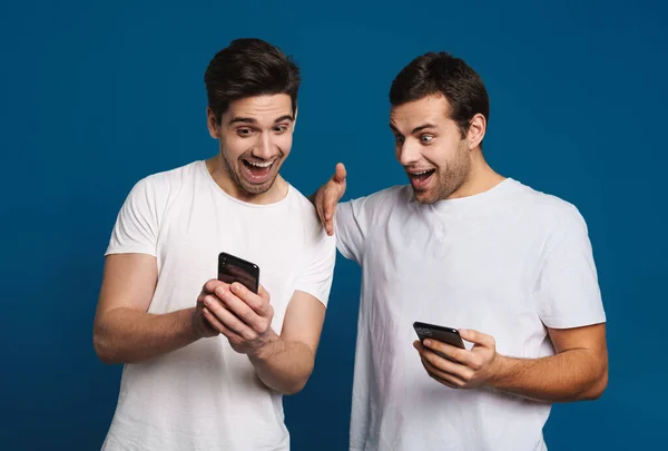 Délicieux Deux Gars Exprimant Surprise Tout Posant Avec Des Smartphones — Photo