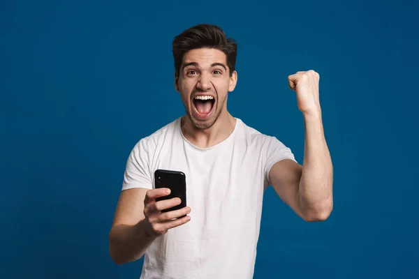 Cara Encantado Fazendo Gesto Vencedor Usar Telefone Celular Isolado Sobre — Fotografia de Stock