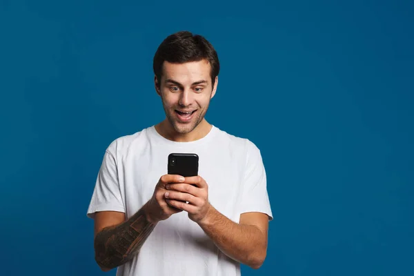 Chico Encantado Expresando Sorpresa Mientras Utiliza Teléfono Móvil Aislado Sobre —  Fotos de Stock