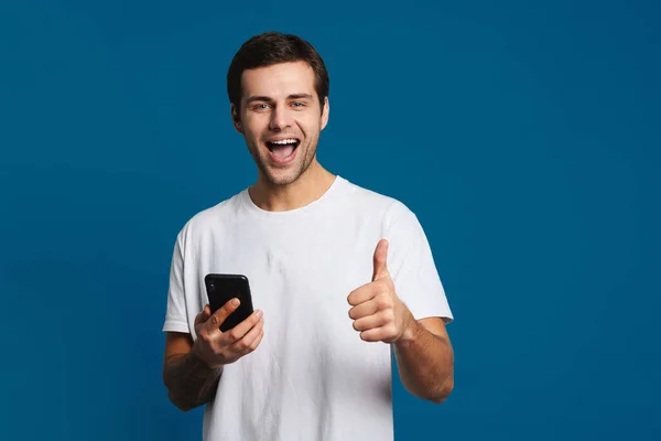 Happy Unshaven Cara Mostrando Polegar Para Cima Usar Telefone Celular — Fotografia de Stock