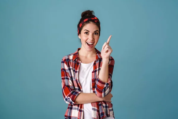 Opgewonden Mooi Brunette Meisje Uitroepen Terwijl Wijzend Vinger Omhoog Geïsoleerd — Stockfoto