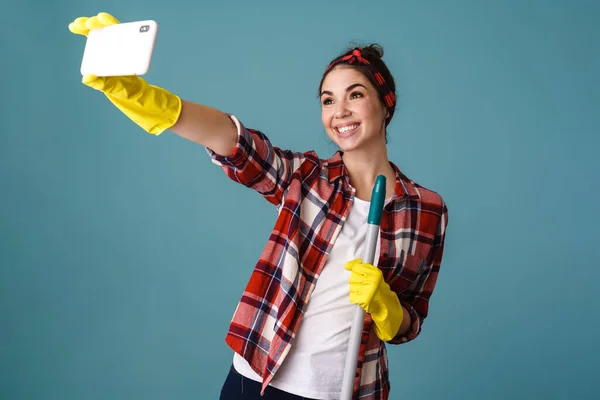 Sorrindo Menina Bonita Luvas Com Esfregão Tomando Selfie Celular Isolado — Fotografia de Stock