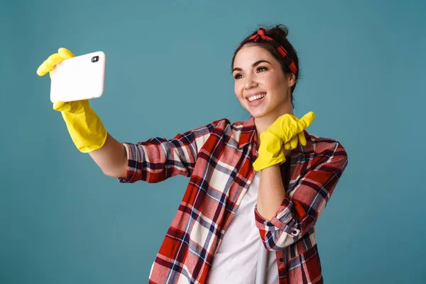 Šťastná Krásná Dívka Rukavicích Mop Přičemž Selfie Mobil Izolované Přes — Stock fotografie