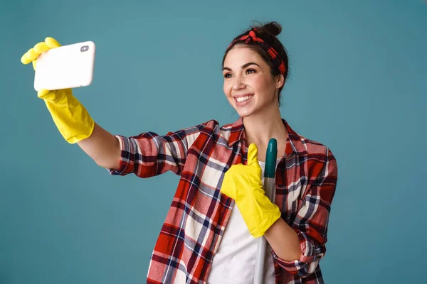Usmívající Krásná Dívka Rukavicích Mop Přičemž Selfie Mobilu Izolované Přes — Stock fotografie