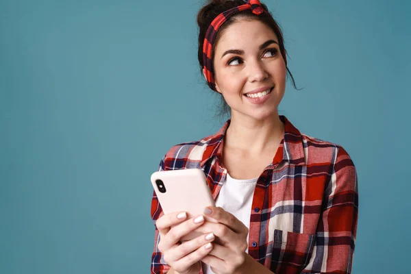 Feliz Hermosa Chica Morena Sonriendo Utilizando Teléfono Móvil Aislado Sobre — Foto de Stock