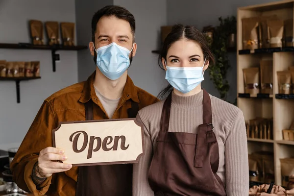 Vendedores Satisfeitos Homem Mulher Máscara Facial Mostrando Placa Sinal Aberto — Fotografia de Stock