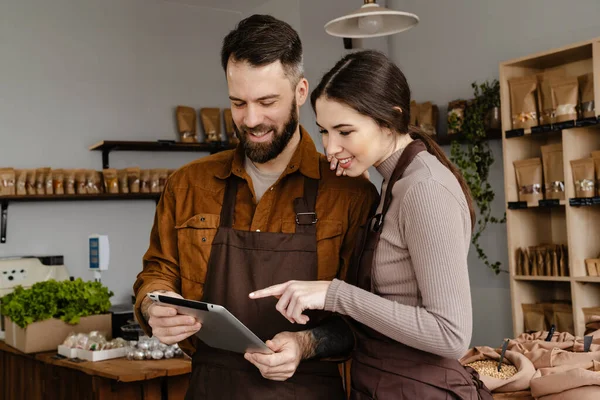 White Sellers Man Woman Smiling Using Tablet Computer Local Eco — Stock Photo, Image