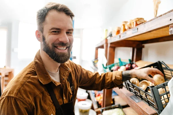 Witte Baard Verkoper Man Glimlachend Tijdens Het Werken Lokale Eco — Stockfoto