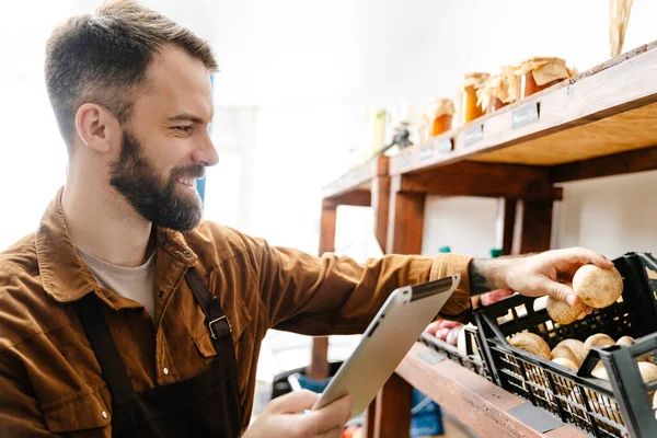 Lachende Verkoper Met Baard Man Met Behulp Van Tablet Computer — Stockfoto