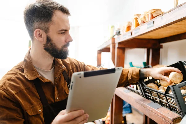 Λευκός Γενειοφόρος Πωλητής Άνθρωπος Χρησιμοποιώντας Τον Υπολογιστή Tablet Ενώ Εργάζονται — Φωτογραφία Αρχείου